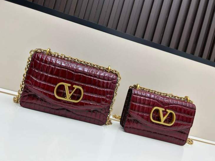 Picture of Valentino Handbags _SKUfw212757970fw